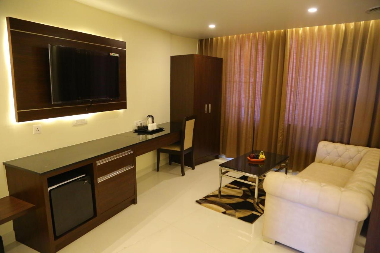 Vsr Grand Hotel Madanapalle Екстериор снимка