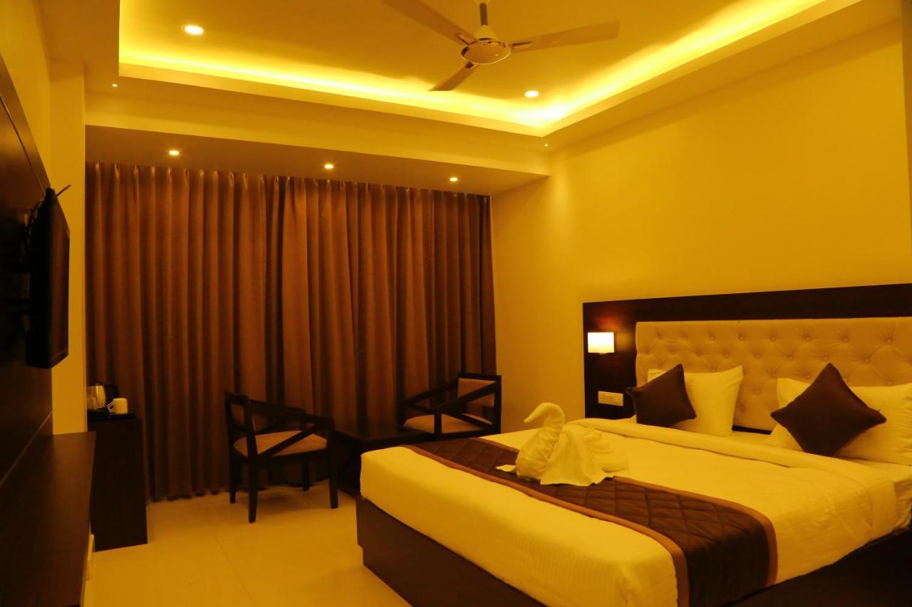 Vsr Grand Hotel Madanapalle Екстериор снимка