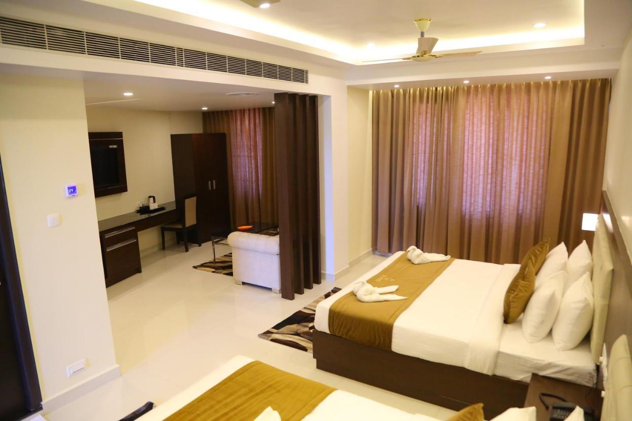 Vsr Grand Hotel Madanapalle Екстериор снимка