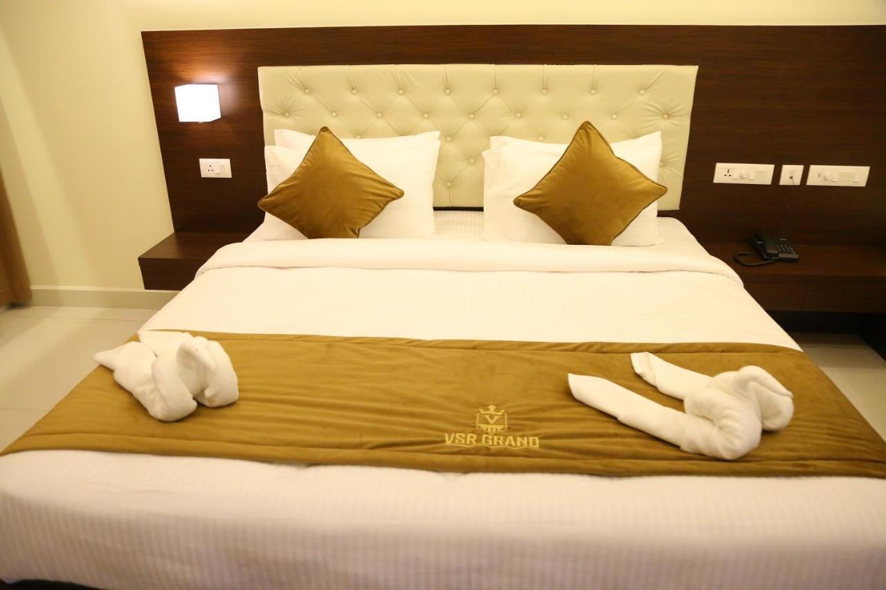 Vsr Grand Hotel Madanapalle Екстериор снимка