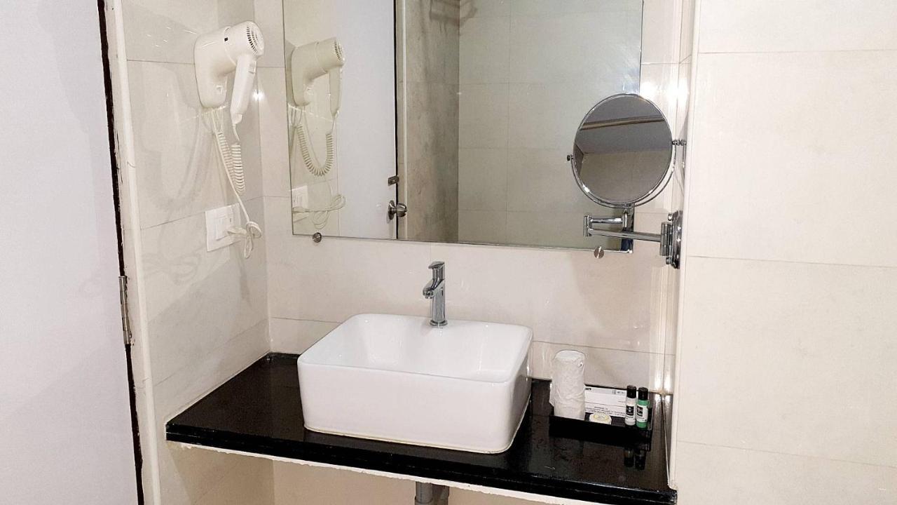 Vsr Grand Hotel Madanapalle Екстериор снимка